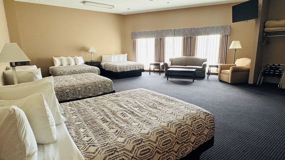 Put-in-Bay Hotel | Sleeps 10: One Block to Downtown Hotel Suite