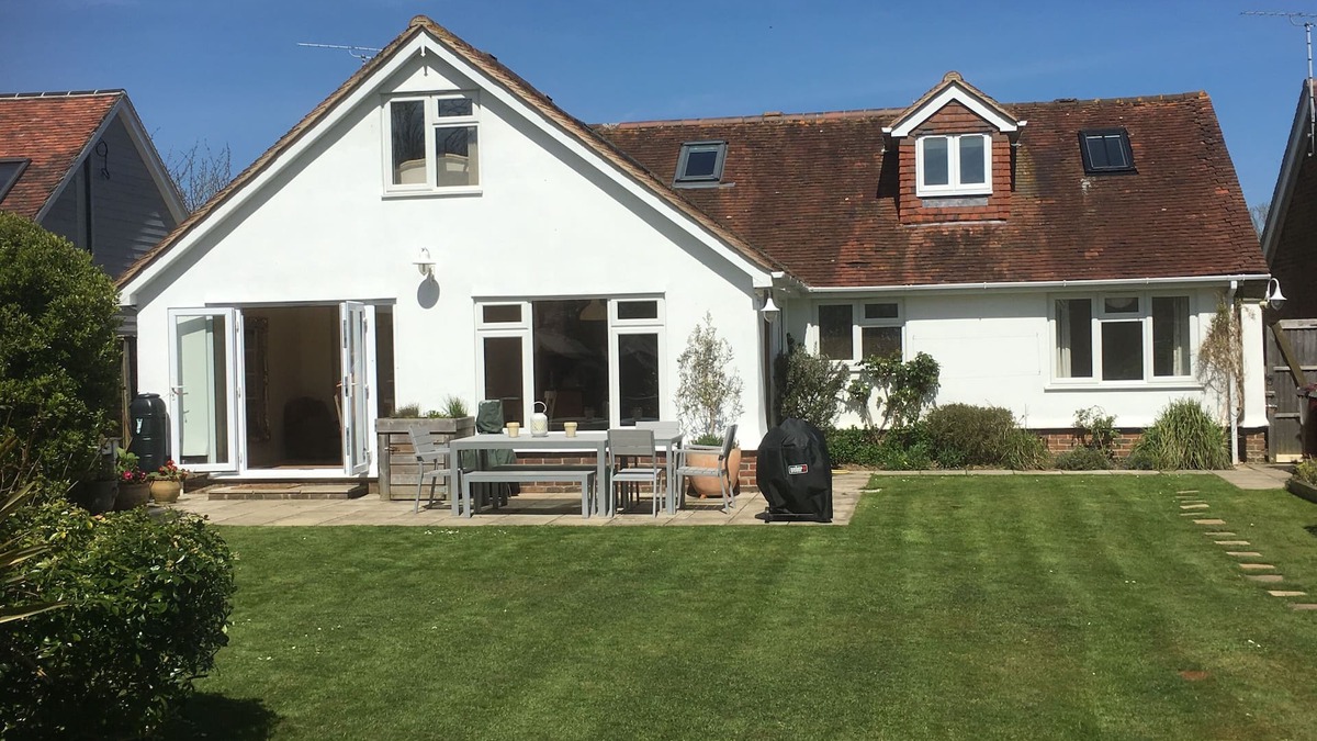 Chichester House | Sleeps 10 plus, parking, wood burner, enclosed garden, WiFi, harbour village.