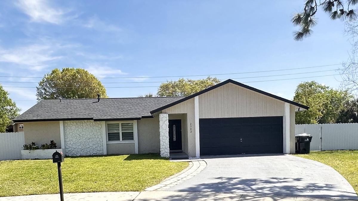 Orlando House | Sleeps 10 + Pool and Fully Fenced Yard plus enjoys 2 King Rooms
