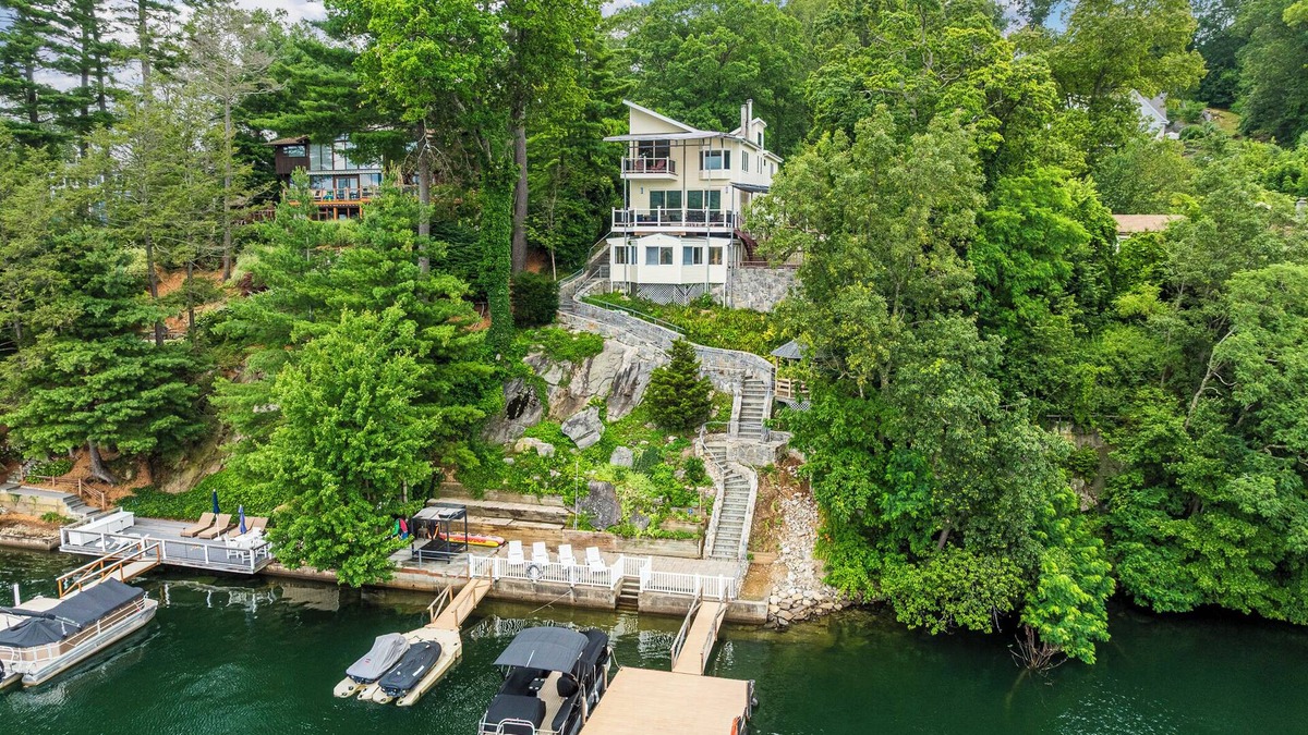 Danbury House | Sleeps 10 - Private Dock, Sauna, Outdoor Dining