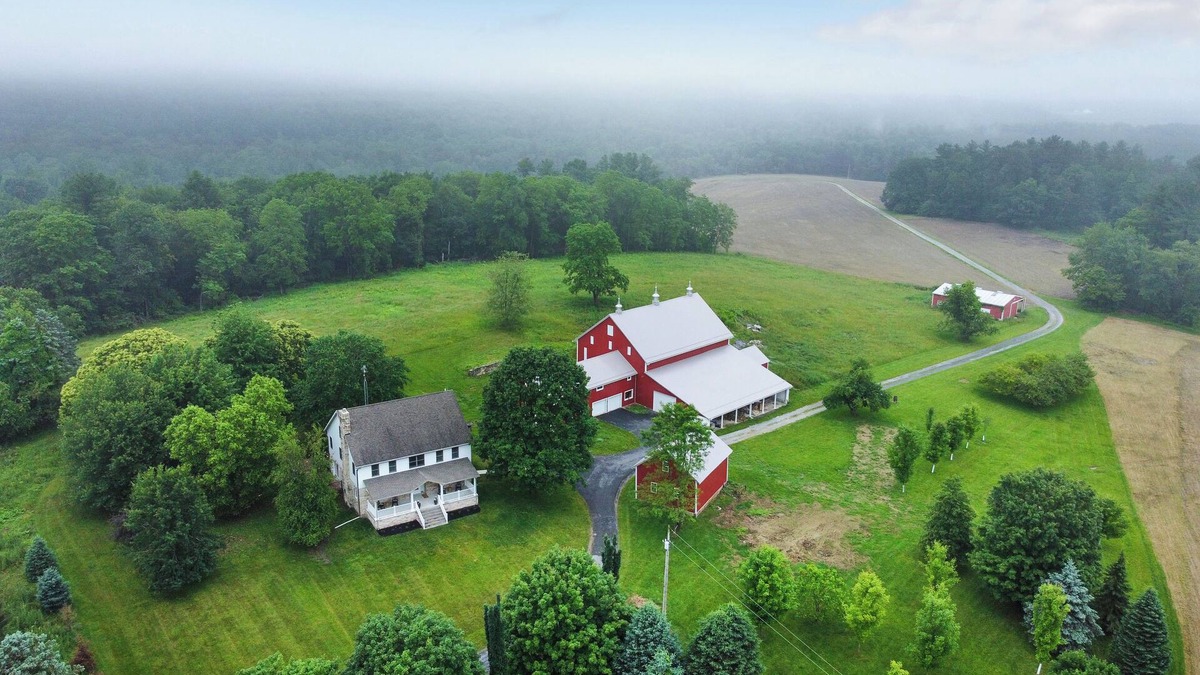 Orrtanna House | Sleeps 10, Private, Farmhouse.