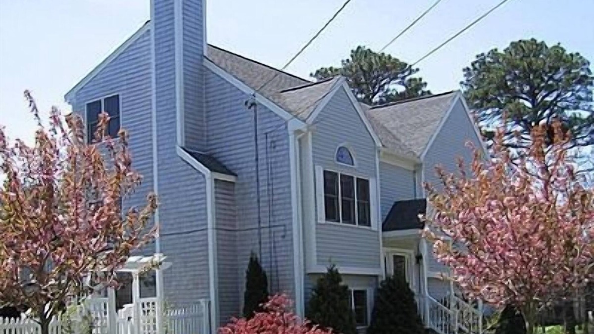 East Harwich House | Sleeps 10+/Walk To Buck's Pond Lake! Close To Beach/Golf/Restaurants