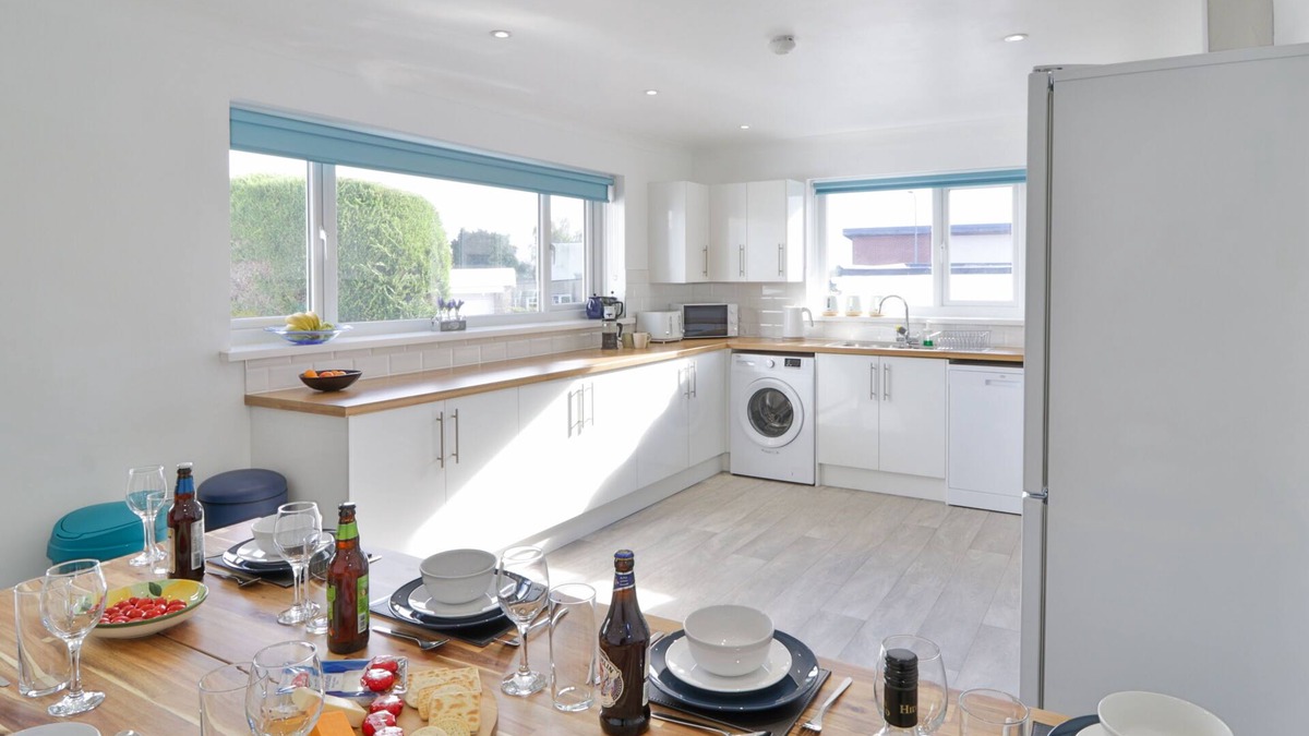 Trowbridge House | Sleeps 11, 2 Bath Bungalow - Parking & Free Wifi