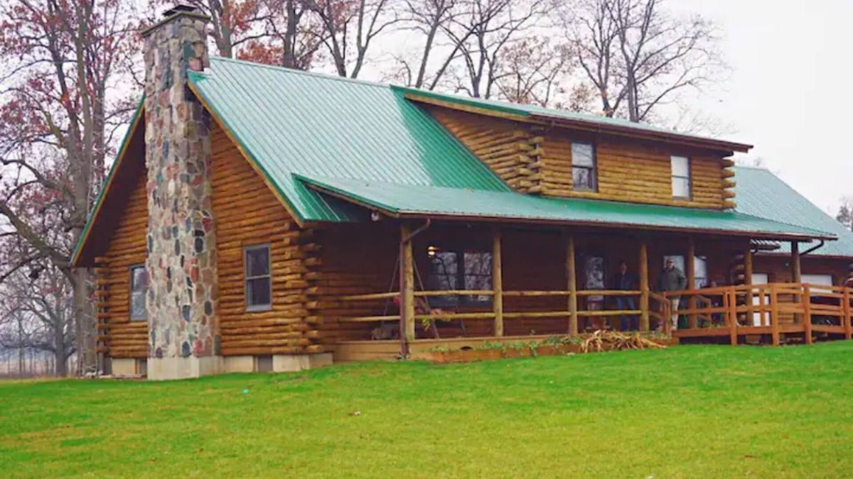 Montpelier Cabin | Sleeps 11 - Bar Room - Game Room - Handicap Accessible