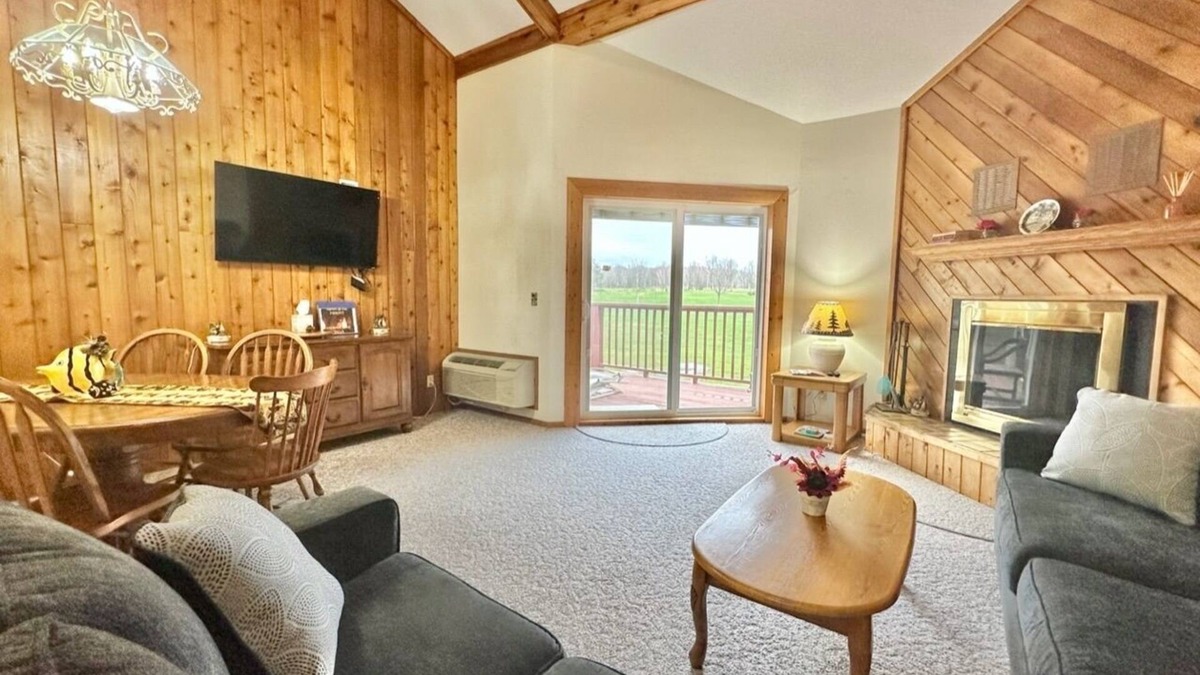Hill City House | Sleeps 12. 3 Befroom w/loft better than any motel.