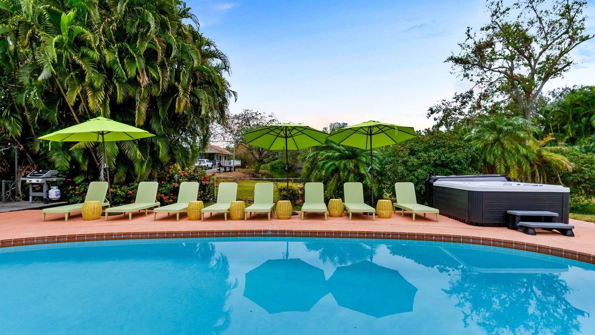 Largo House | Sleeps 12~Heated Pool~Pickleball~Hot Tub~Fire Pit
