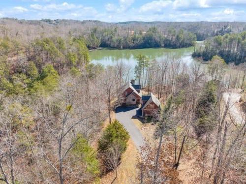 Mill Spring House | Sleeps 12 Hot Tub Private Dock Kayaks Dogs Welcome