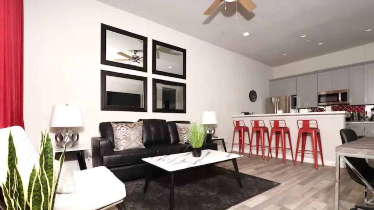 MacGregor Apartment | SLEEPS 12 | IDEAL FOR CONVENTION OR EVENT TRAVEL GROUPS