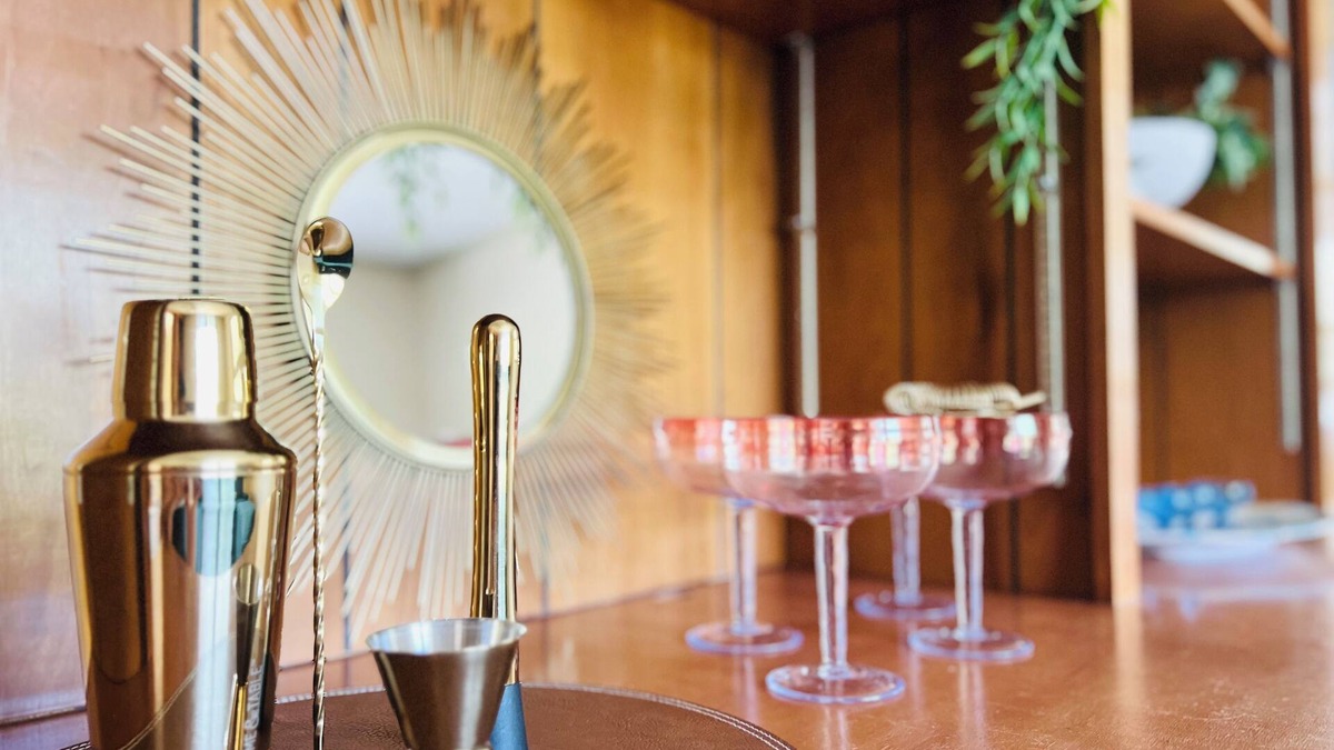Park Forest Village House | Sleeps 12/Mid-Century Cool/Minutes to Stadium