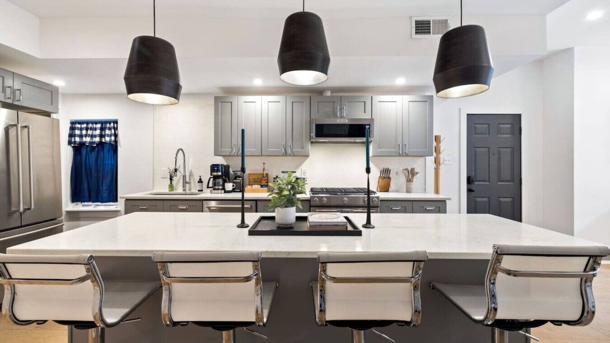 Central Northside House | Sleeps 12, Mxn Streets