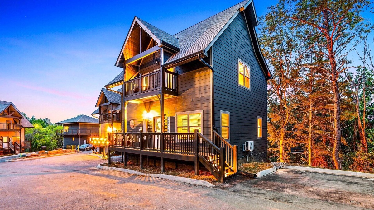 Sevierville Cabin | Sleeps 12! Rare Private Pool Dollywood 5 Mins Hot Tub Minutes to GSMNP!