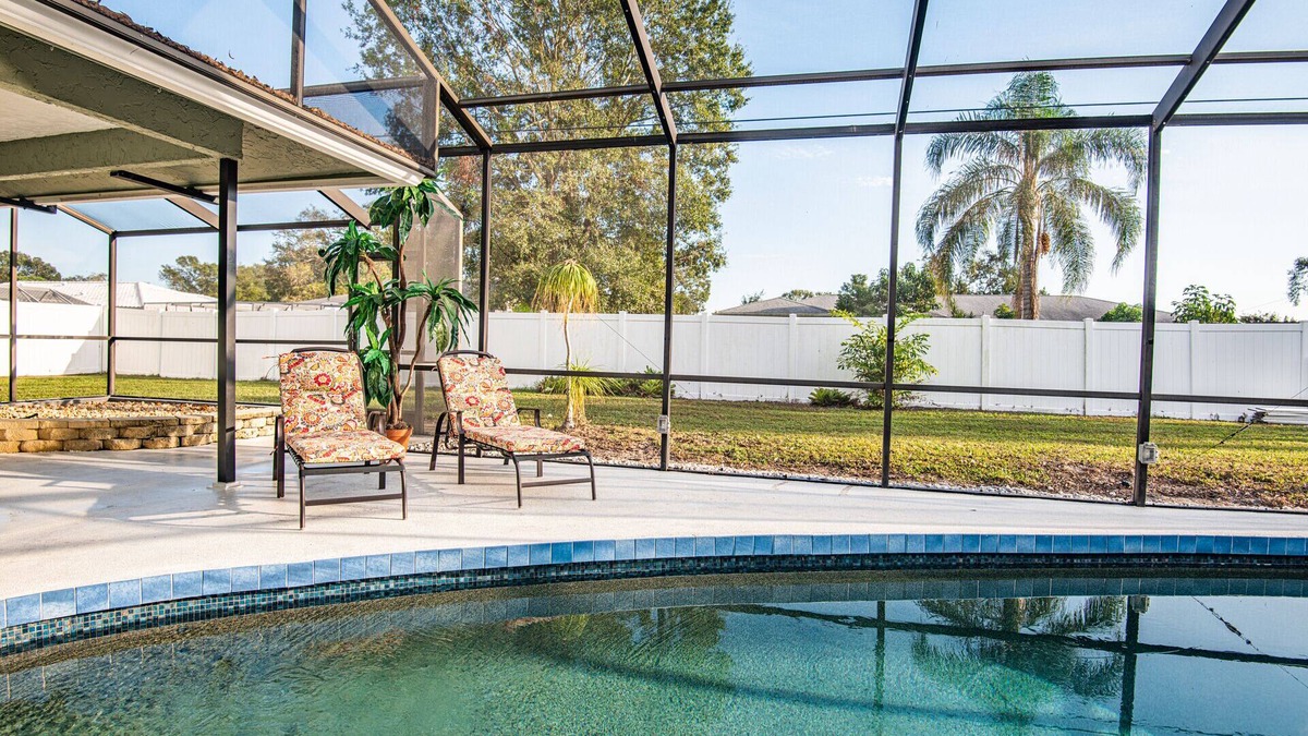 Whitfield House | Sleeps 12! Spacious Retreat in Sarasota, Close to Beaches and Downtown