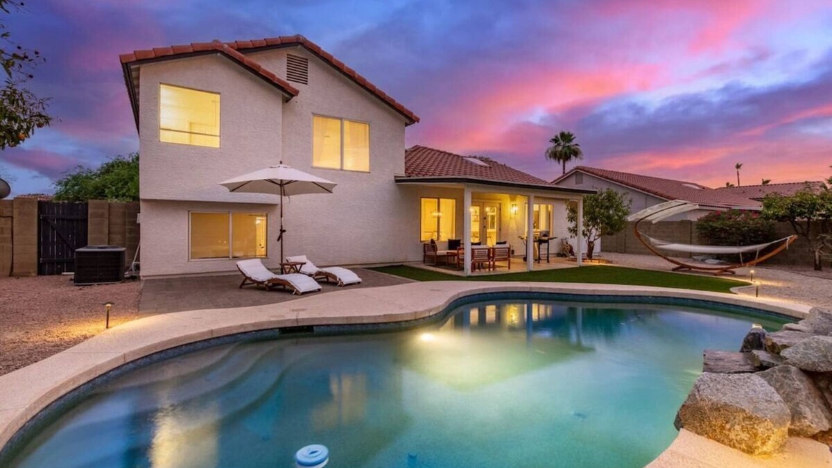 Mesa House | Sleeps 13 | 3 Showers | Heated Pool | Citrus Trees