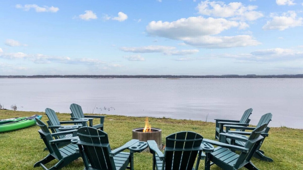 Shawano House | Sleeps 13! Lake Front|WaterToys!