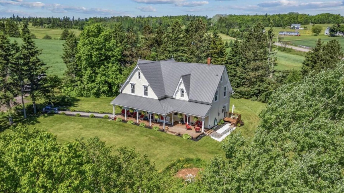 Clinton House | Sleeps 13, Restored Farmhouse at Red Sands Golf Course