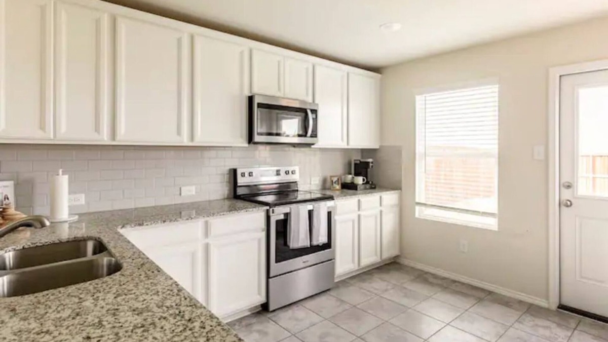 Forney House | Sleeps 13! Spacious 4bd home with 2 living rooms