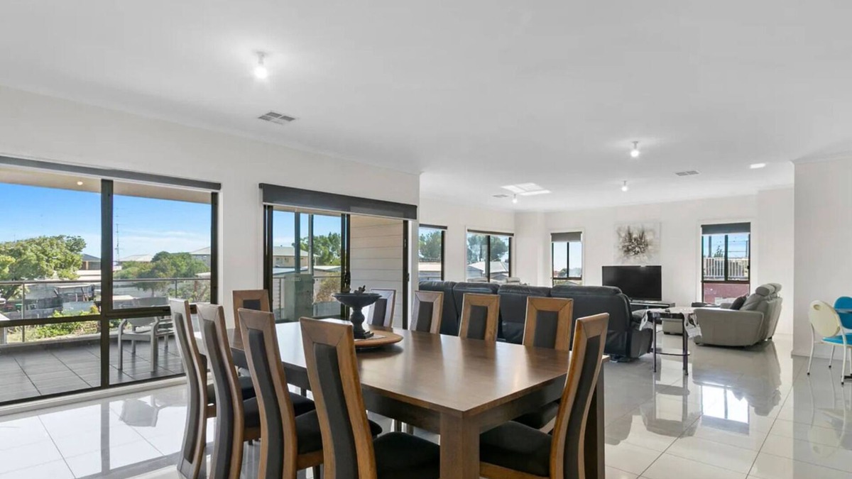 Moonta Bay House | Sleeps 14 - 3 minute walk to beach, 5 minute drive to "The Dunes" Golf Course