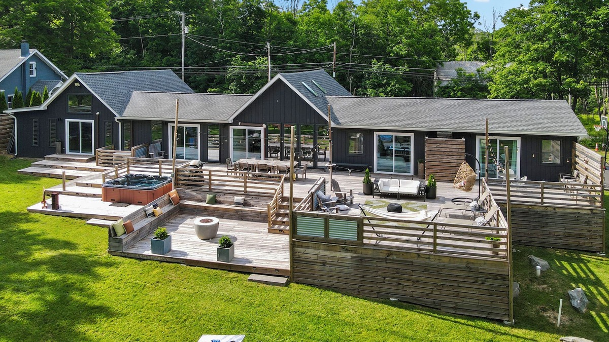 Henryville House | Sleeps 14! Game Room, Hot Tub, Firepit, Near Camelback & Great Wolf Lodge