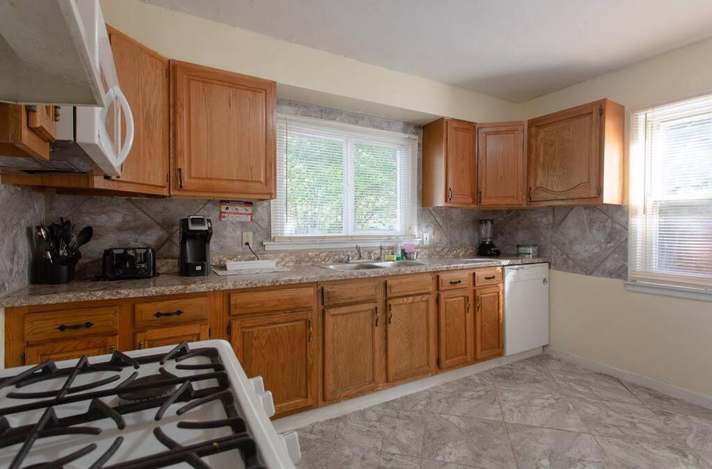 Dearborn Heights Apartment | Sleeps 14plus, 15mins Drive to Downtown Detroit