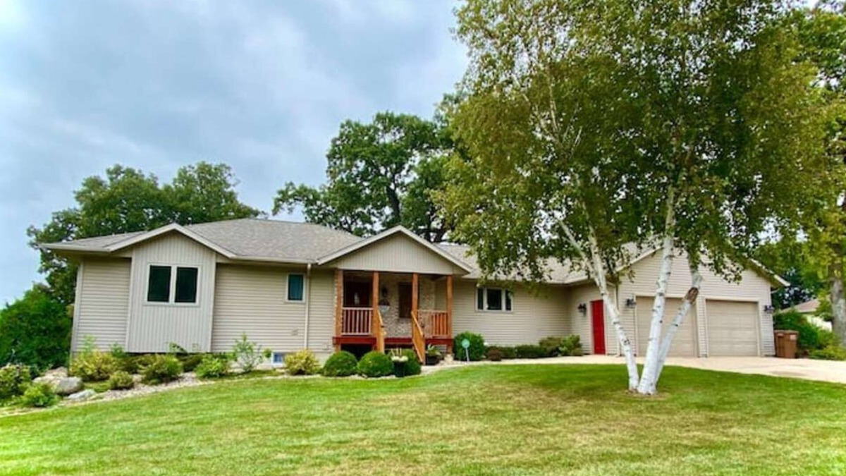 Albert Lea House | Sleeps 15 Beautiful Home on 1.2 Acre lot Minutes from Lakes, boat dock & beach