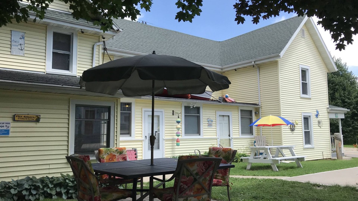 Lake Geneva House | Sleeps 15! DOWNTOWN LAKE GENEVA Fully Licensed for Weekend Rentals!