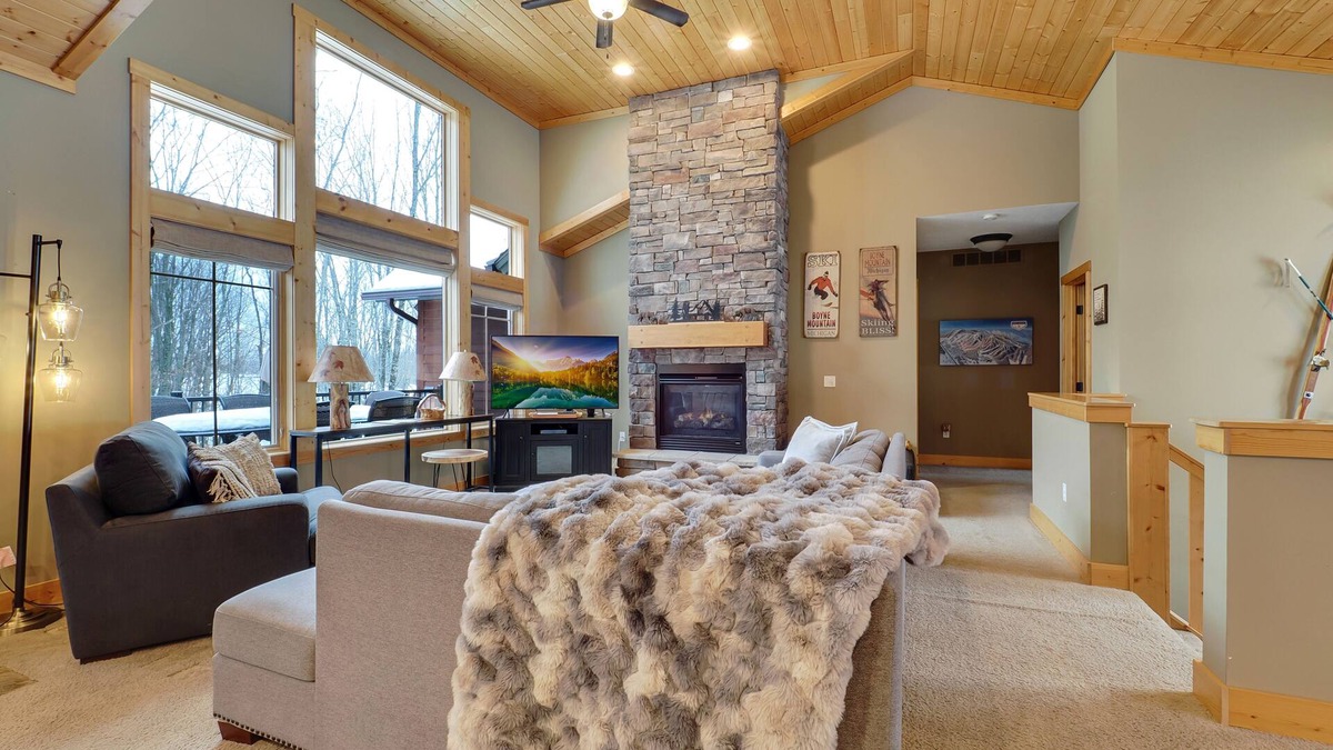 Boyne Falls House | Sleeps 15 | Reserve at Boyne Mtn | Hot Tub | Drive to the Slopes | Fireplace