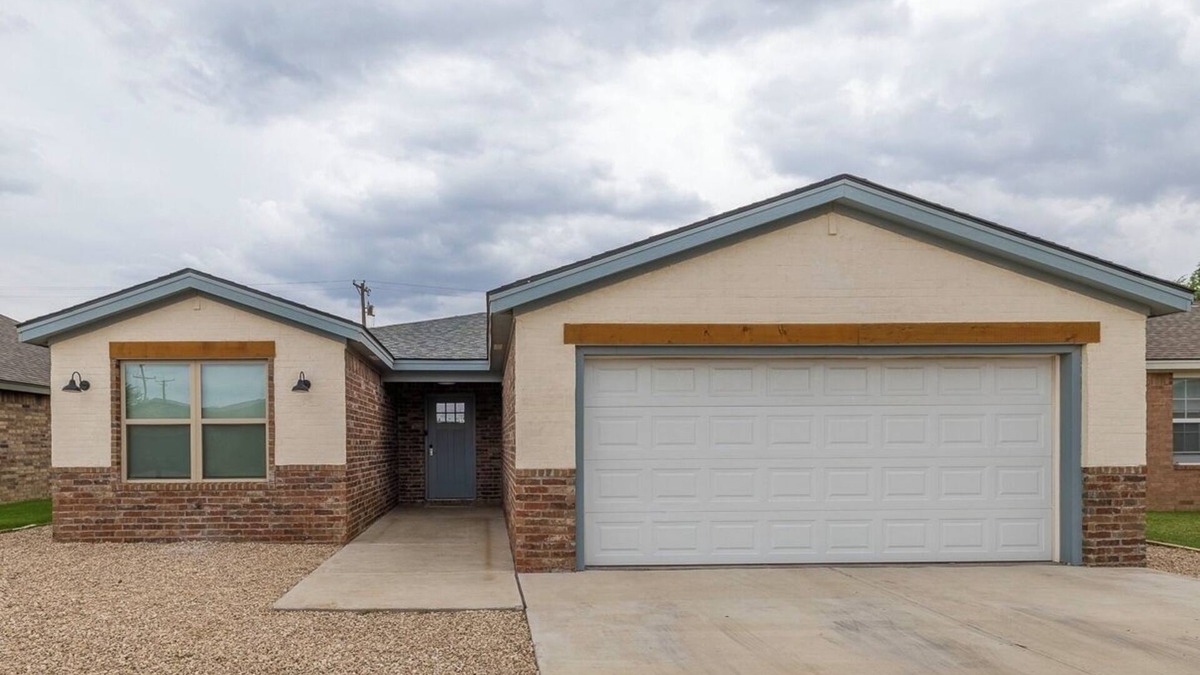 Lubbock House | Sleeps 16! 2 Neighboring Homes w/Hot Tub