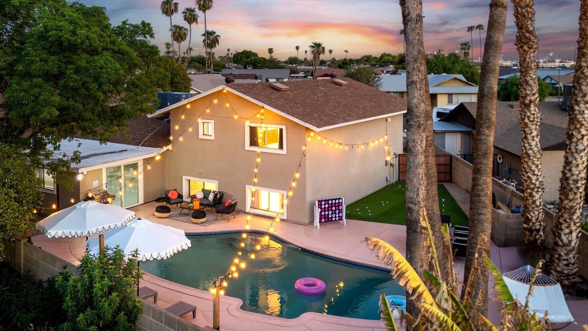 Glendale House | Sleeps 16 | Heated Pool, Putterball & Bocce Fun!
