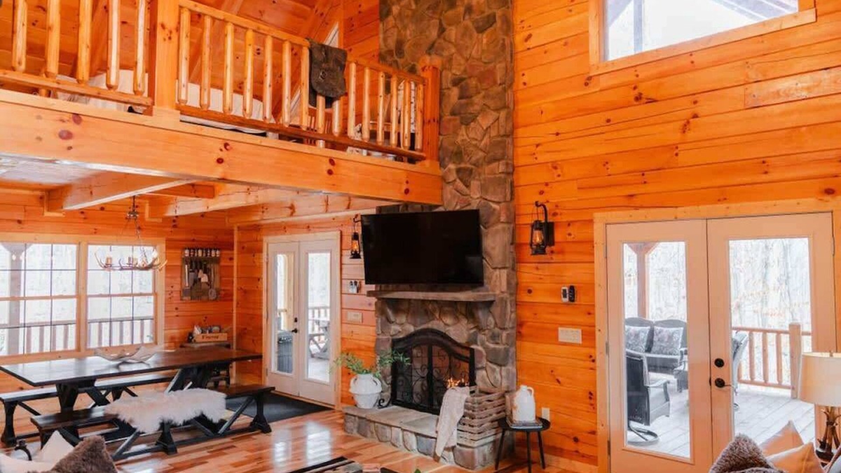 Carbon Hill Cabin | Sleeps 16! Luxury Cabin with Game Room & Hot Tub