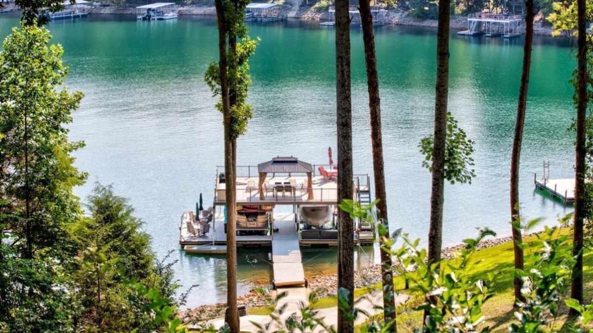 Big Creek House | Sleeps 16 - On a deep & wide cove - 85+ GREAT reviews - HUGE dock - See our pics