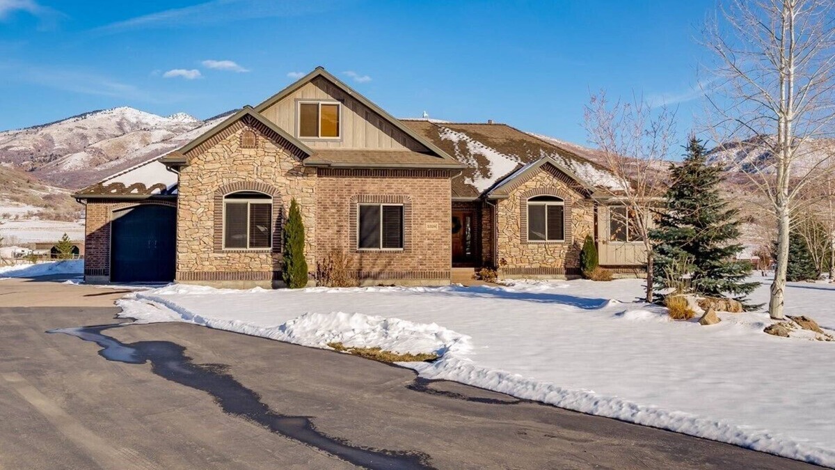 Eden House | Sleeps 16 Perfect for Outdoor Enthusiasts, Located Near Many Amenities