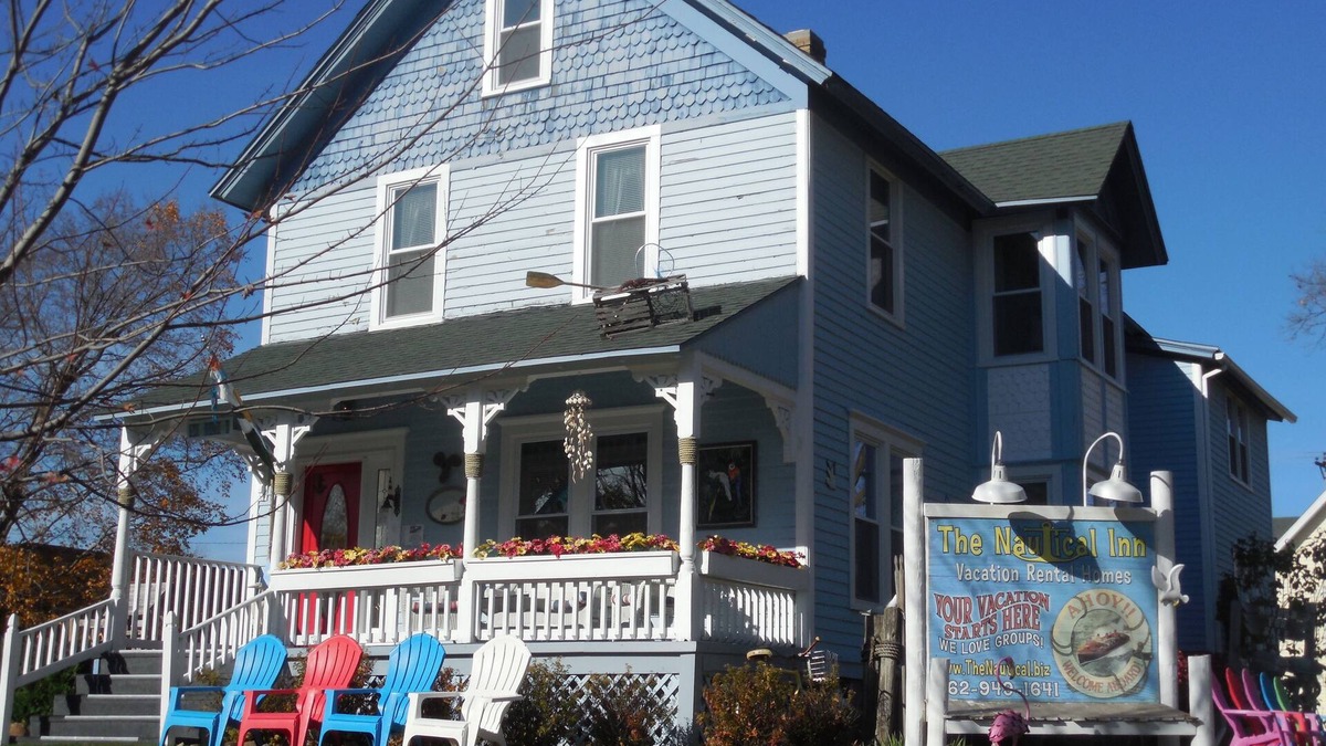 Lake Geneva House | Sleeps 17! DOWNTOWN LAKE GENEVA Fully Licensed for Weekend Rentals!