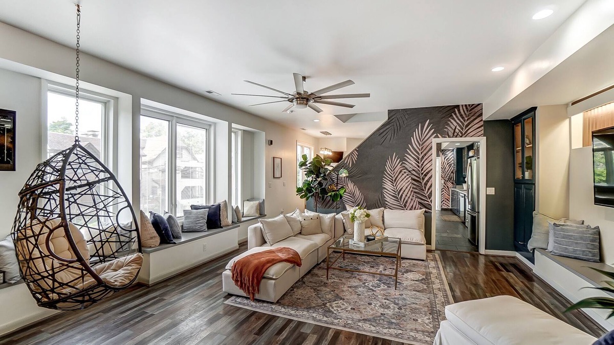 CUF House | Sleeps 17 Event House in Cincinnati with 6 Bedrooms 5 Lofts