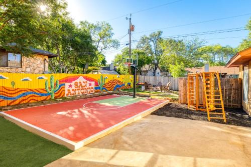 San Antonio House | Sleeps 18-Basketball Court-Pool-Playground-Games