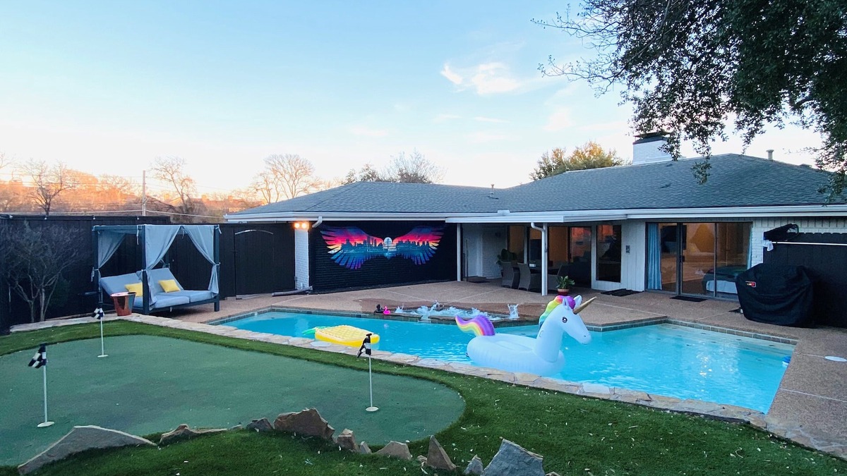 Lake Highlands House | Sleeps 18 & Heated Pool & MiniGolf by Uptown Dallas