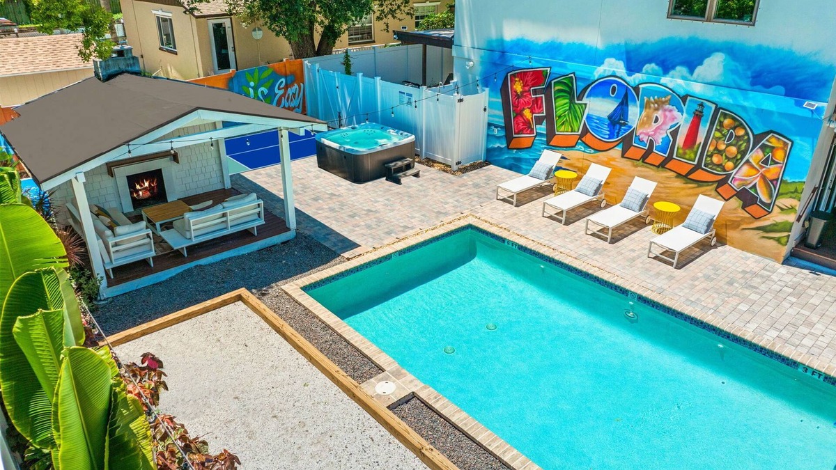 Largo House | Sleeps 18 - Heated Pool-Pickleball-Hot Tub-Gym-Sauna