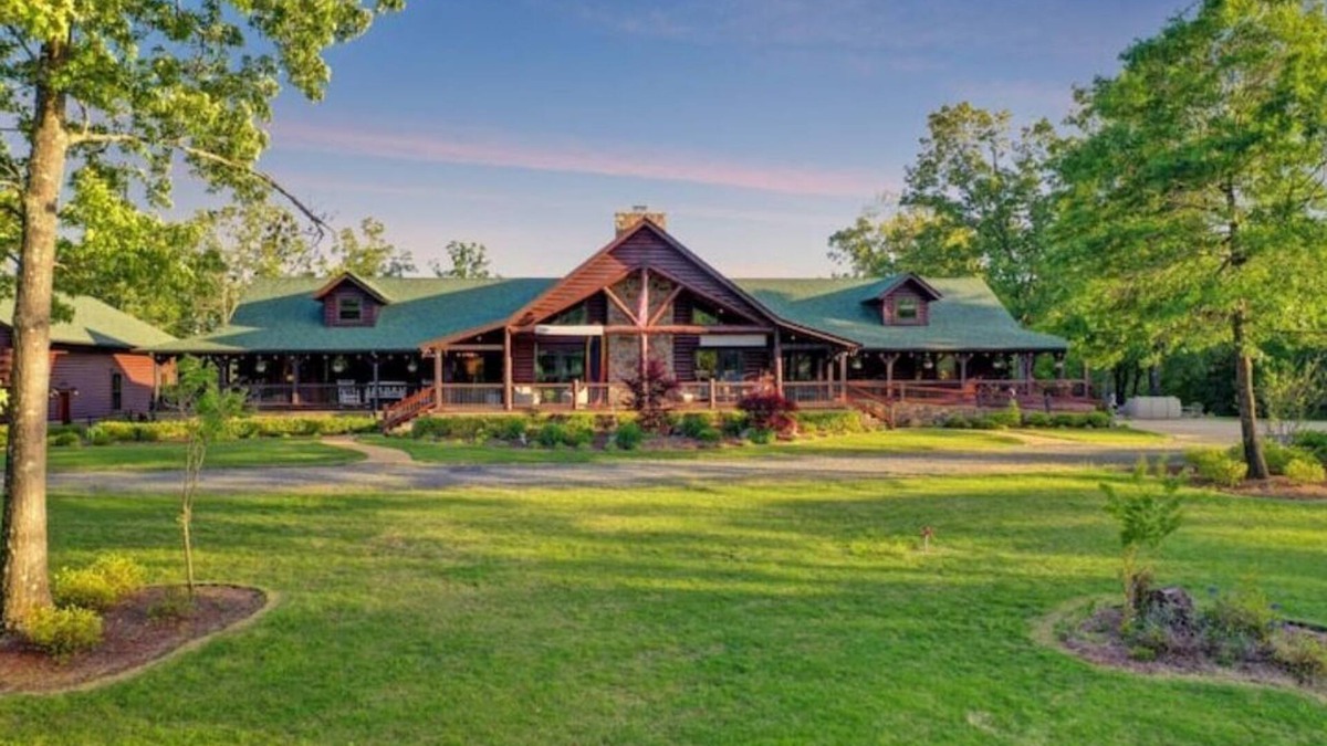 Bismarck Cabin | Sleeps 18 Premium Immersive Experience @ Upscale Luxury LogVilla ~ Hot Springs