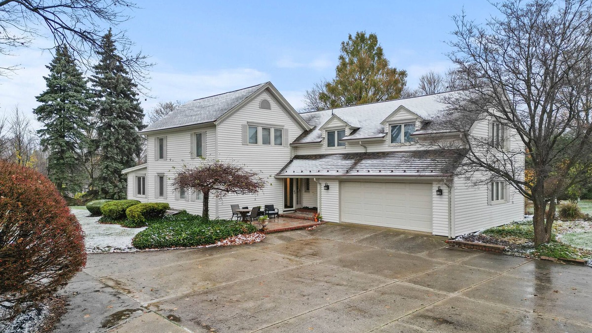 Ashtabula House | Sleeps 18 w/Game Room, 9 min to Geneva Strip, 7 min to Harbor District/Wineries