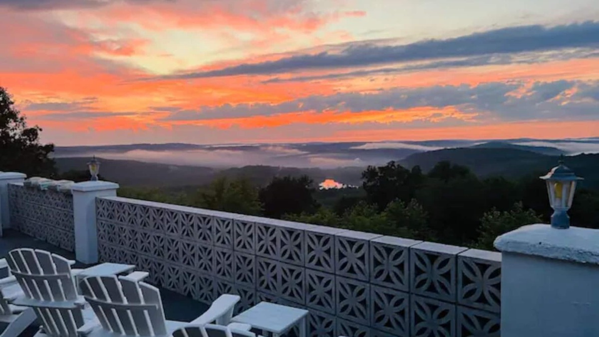 Narrowsburg House | Sleeps 19! Dine Together w/View + Pool & Sauna