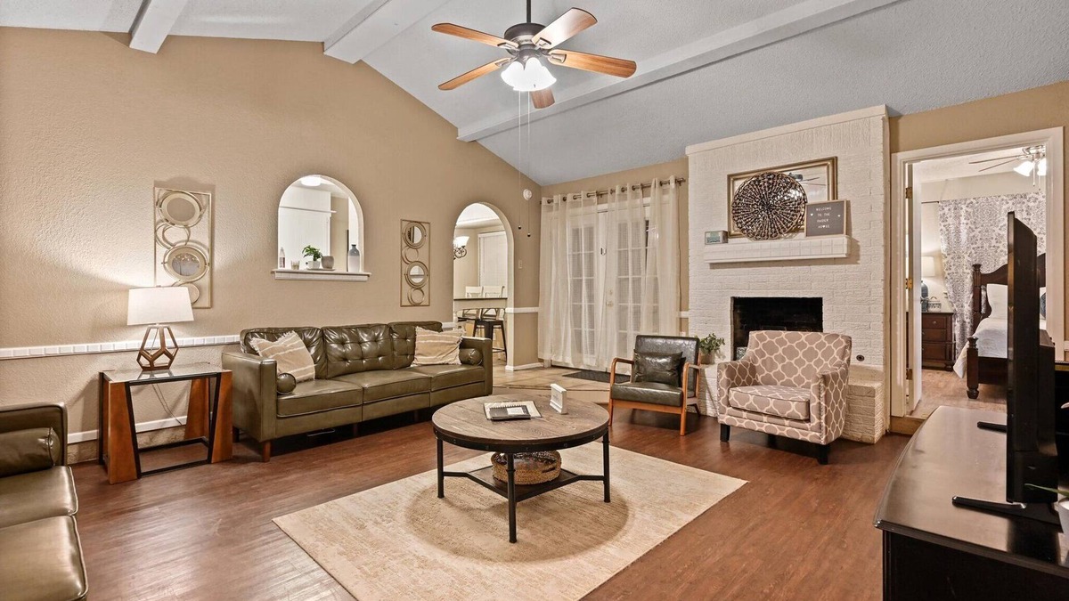 Lubbock House | Sleeps 19 ♨Hot Tub♨Game Room!♨3 TVs ♨Fun Backyard♨Central♨
