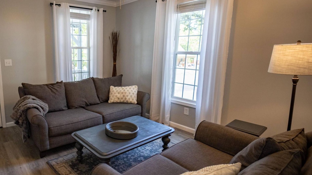 Atchison House | Sleeps 2 - 12 Chesterton House: Clean, Stylish, Family Friendly, and Close to BC