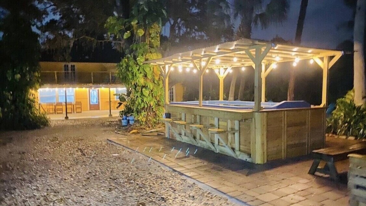 Town 'n' Country House | Sleeps 20+, 2 houses, Swim-Spa, hot tub, bachelor and party place