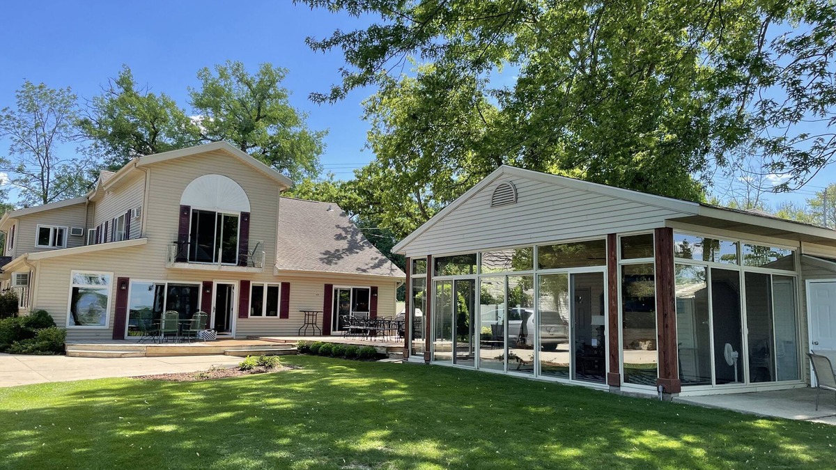 Wind Lake House | Sleeps 20, 3 Kings, great fishing. Weekly only from mid-June till late Aug.n