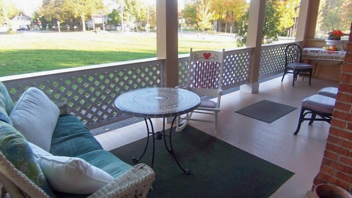 Lake Geneva House | Sleeps 20! DOWNTOWN LAKE GENEVA Fully Licensed 4 Bedrm House & 2 Bedrm Cottage