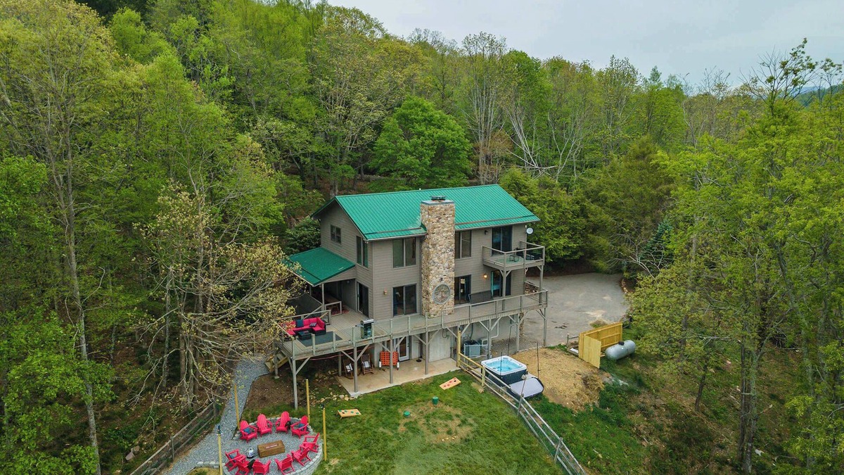 Fairview House | Sleeps 20! Hot Tub~Outdoor Theater~Putt Putt~Games
