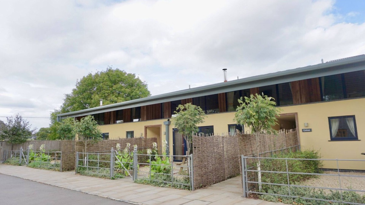 Chedworth House | Sleeps 22, 11 Bedrooms, Dogs Welcome, No Smoking, Wood burner, Wi-Fi, Garden, Games Room