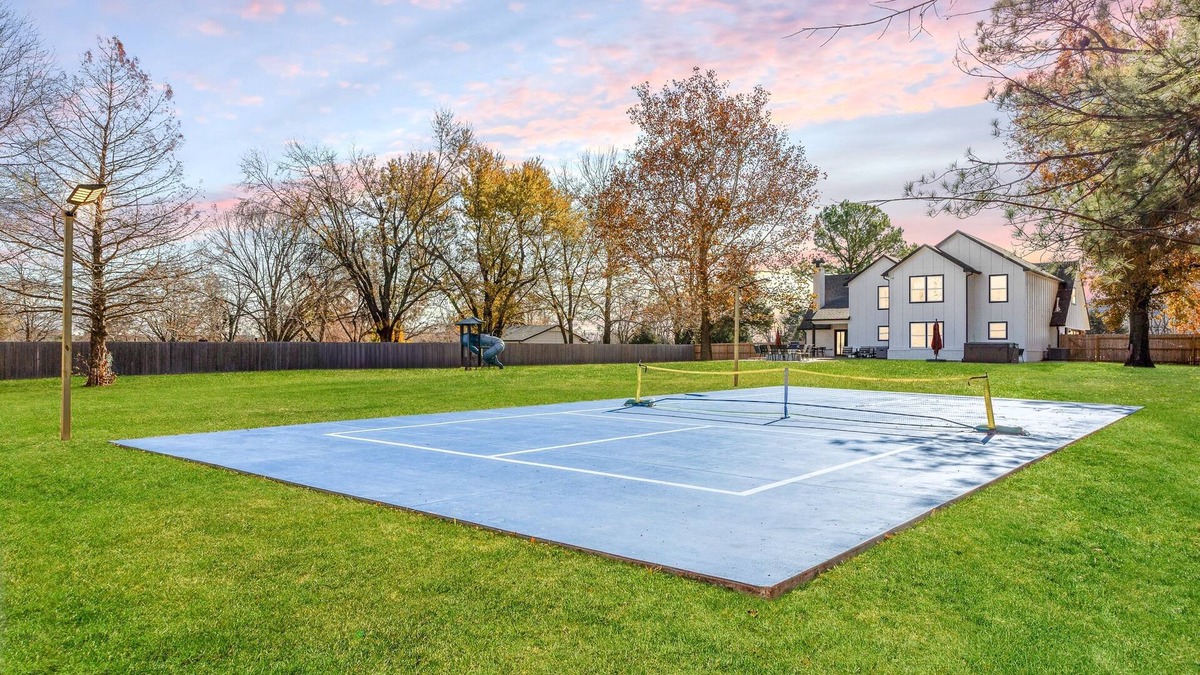 Broken Arrow House | Sleeps 22—Pickleball~Hot Tub~Pool Table~Games