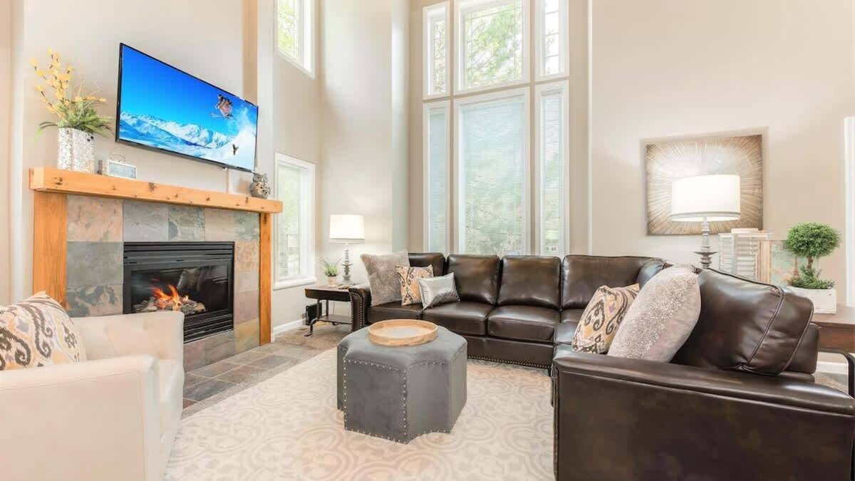 Midvale House | Sleeps 23* 2 Hot Tubs * Fireplace * Close to Ski *
