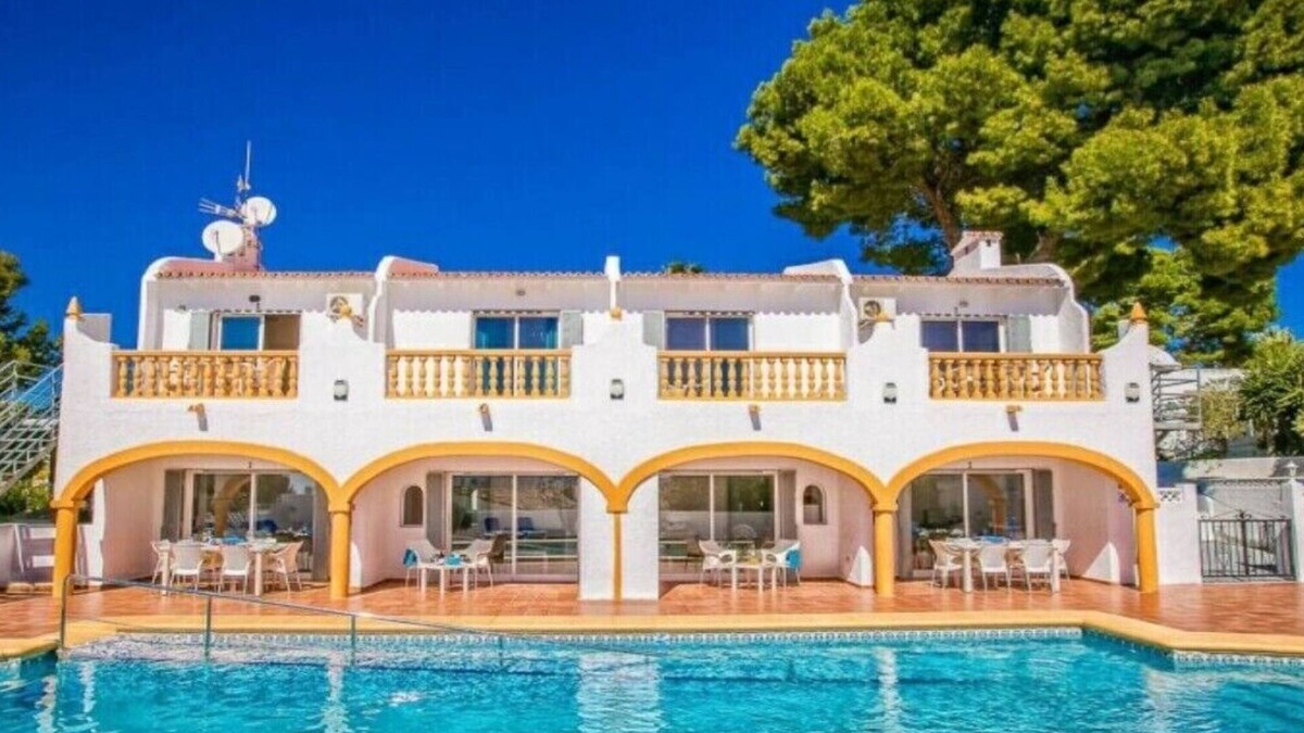 Casas de Torrat Villa | SLEEPS 24, 4 APTS, PRIVATE POOL, PERFECT FOR FRIENDS/FAMILY & CYCLING GROUPS