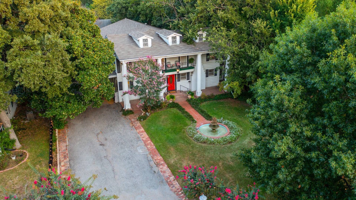 Carter Riverside House | sleeps 24–7 bedroom, 5.5 bath, King beds, central location